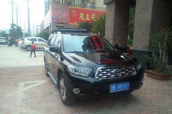 车主显汉兰达不够霸气，强装LED灯，随后远光狗再也不敢嚣张！