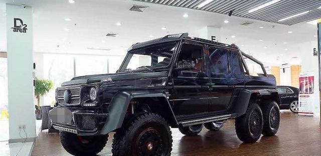 车行运来一辆6轮大皮卡, 售价超过800万不比劳斯莱斯幻影便宜