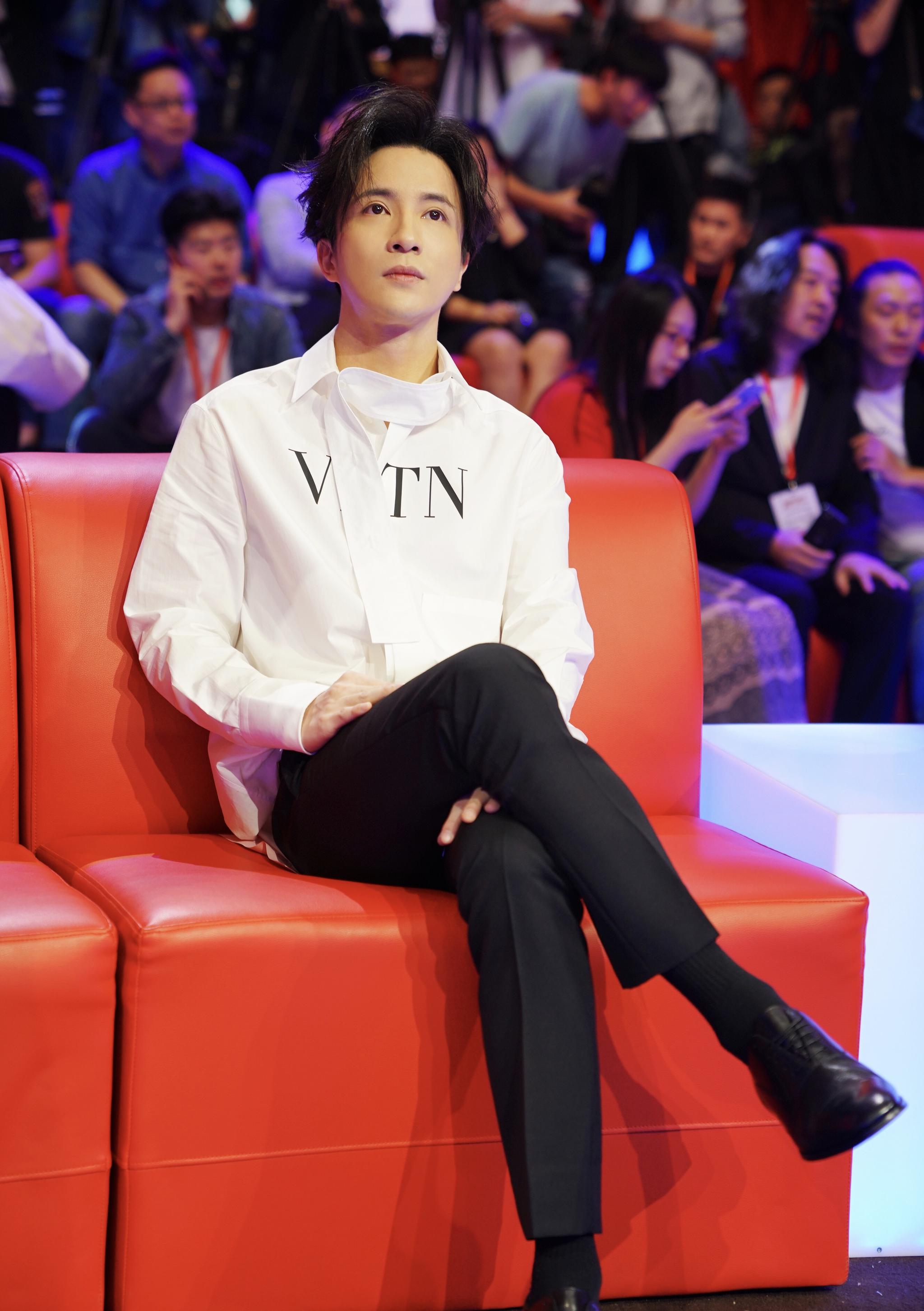 薛之谦给《跨界歌王》当评委,这么谦虚说话是