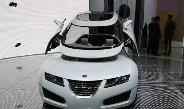 这款灵感来自飞机的豪车配置奢华却没有车门, 开车还得从车顶钻入