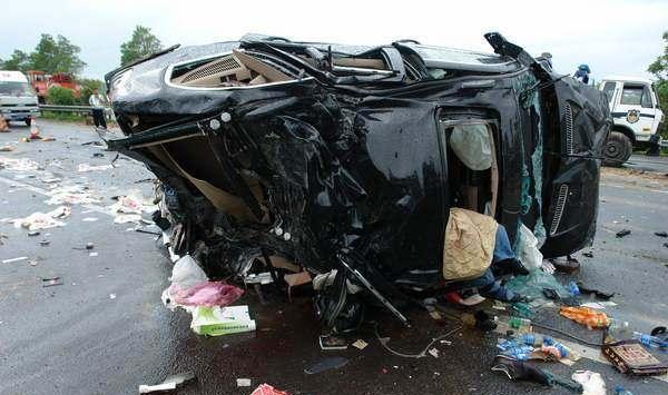 国内的一位女司机买了辆宝马X5, 第一天上牌, 结果车子就报废了!