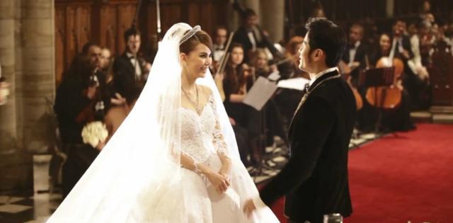 婚纱礼电影_婚纱情侣头像(2)