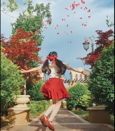 网红蔡萝莉录视频撒花瓣被喷:保洁阿姨很辛苦