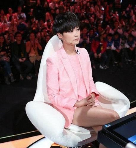 李宇春出道12年来最有女人味的7张照片, 网友: 春哥真男人!