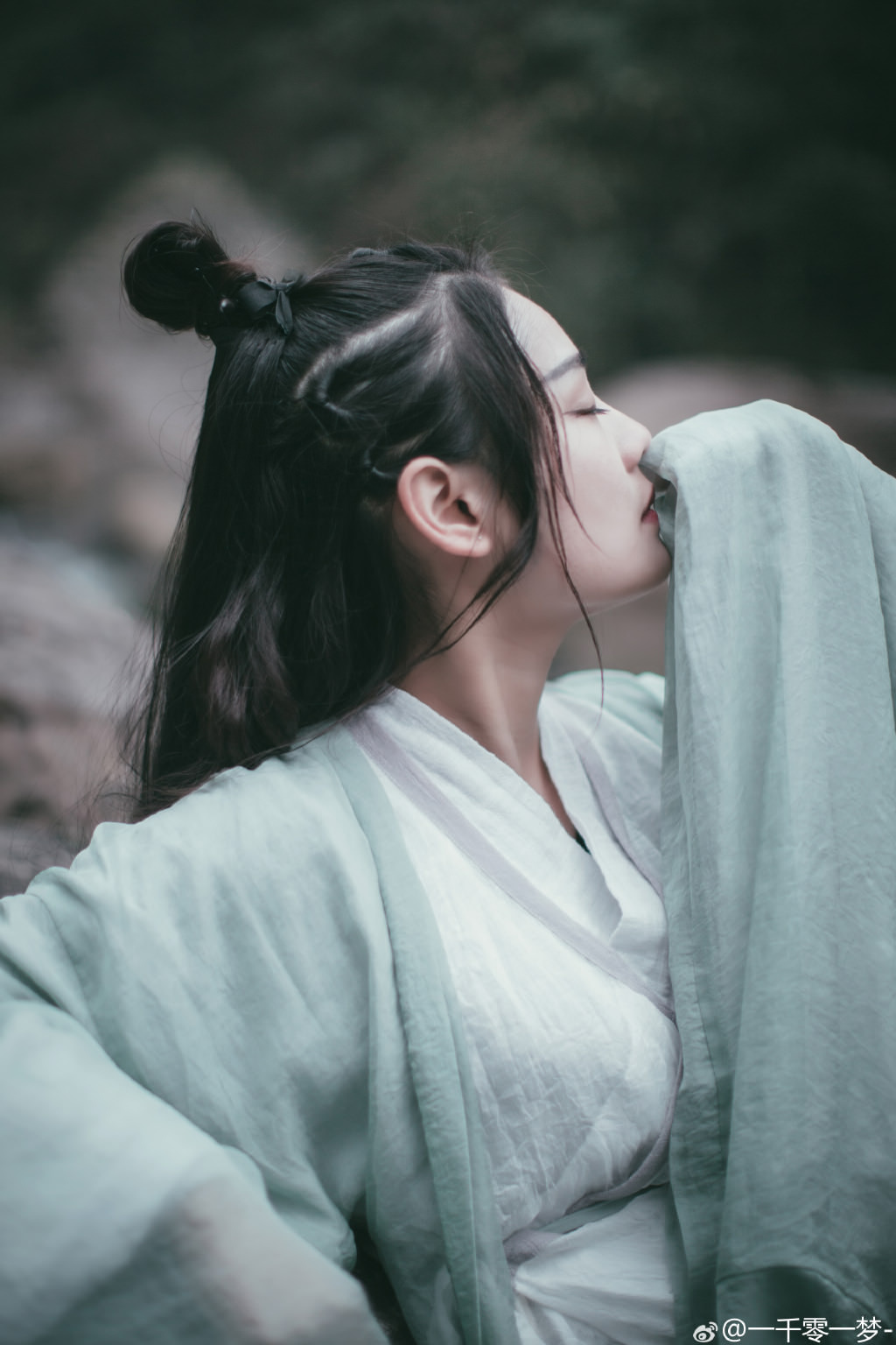 古装女侠美女户外白纱唯美写真