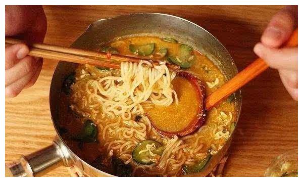 明星花式吃泡面,鹿晗站桥上吃,宋茜被绑着吃,但