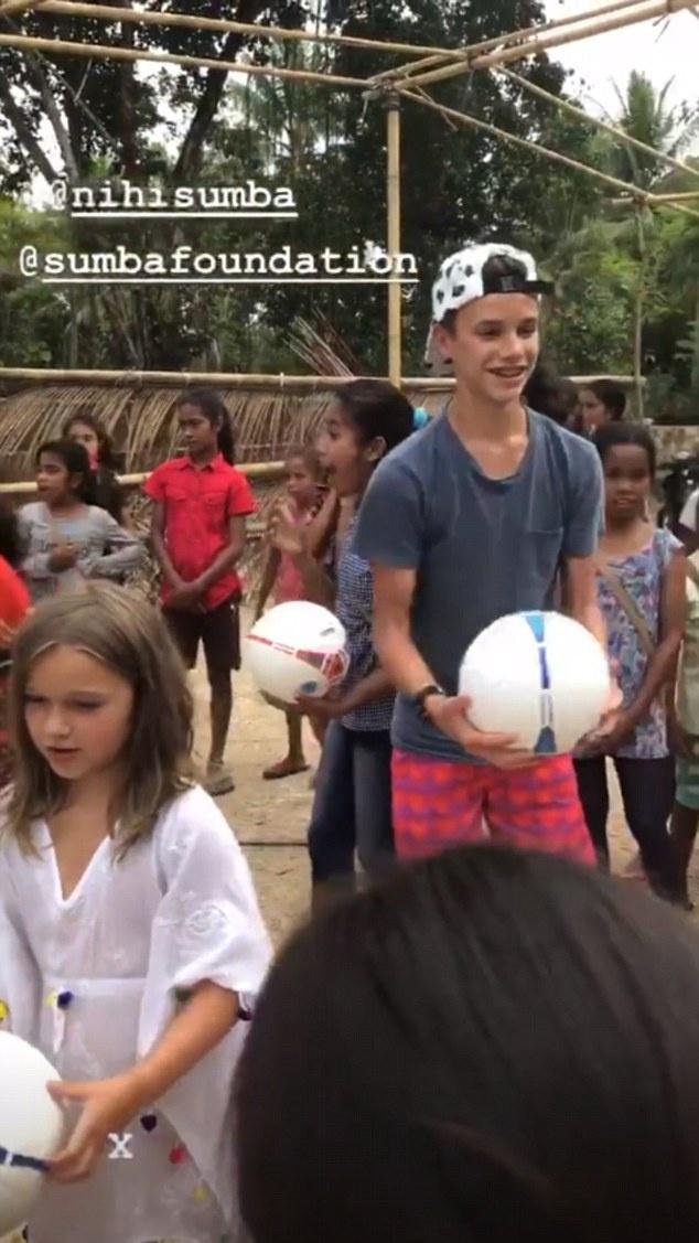 贝克汉姆一家去海外做志愿者,他拾起自己老本