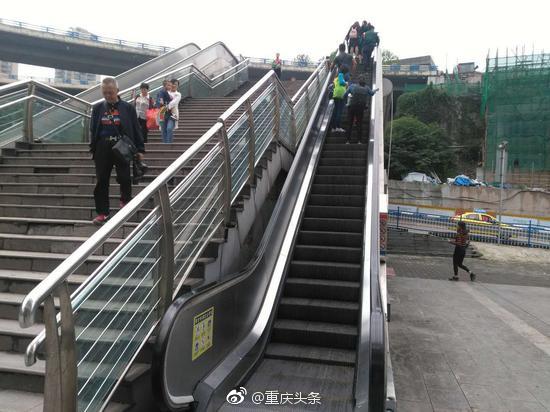 四公里枢纽站外多部扶梯停运 市民只能扛着包爬楼梯