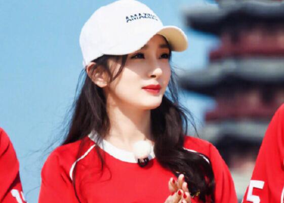 杨幂参加跑男二度来袭,踢足球大秀美腿,世界杯