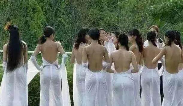 搞笑段子:设计师真牛,伴娘团的礼服布真少,让伴郎团赞不绝口