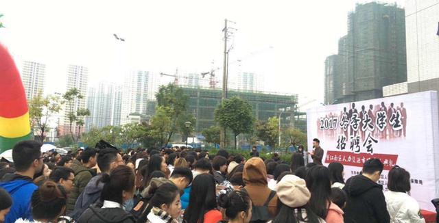 南宁江南区的这场大学生招聘会吸引了千余求职