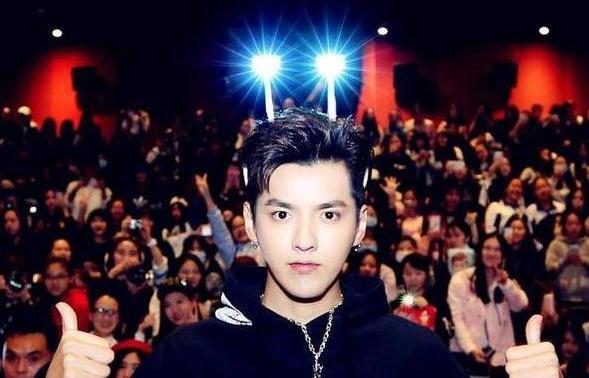 明星错位照:撒贝宁丸子头,杨幂被袭胸,古巨基刚