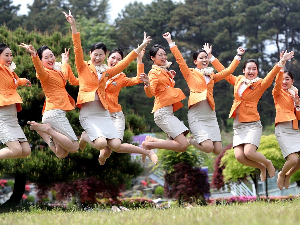 韩国“准空姐”拍毕业照 实力上演“制服诱惑”