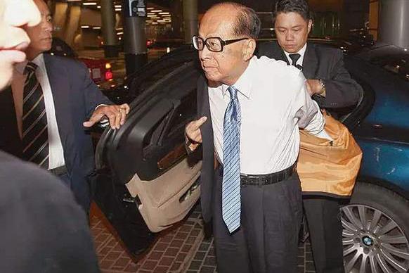 汶川地震捐款1.3亿，他没有太多豪车，却都非常安全有品位！