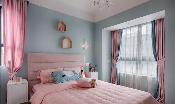 顶天立地式整体衣柜,为小卧室减少视觉阻碍,粉色大床搭配白色家具