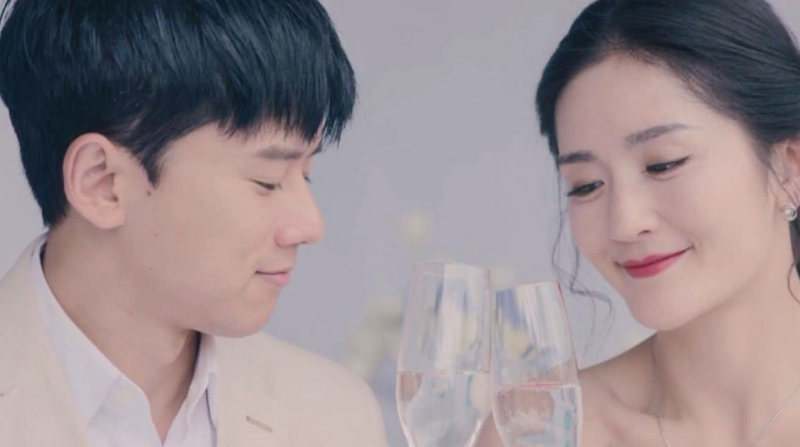 谢娜双胞胎女儿半周岁,张杰曝光近期照片,没想到已经长这么大了