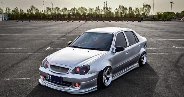 国产车也有高颜值，吉利自由舰改装后展示低姿态魅力！