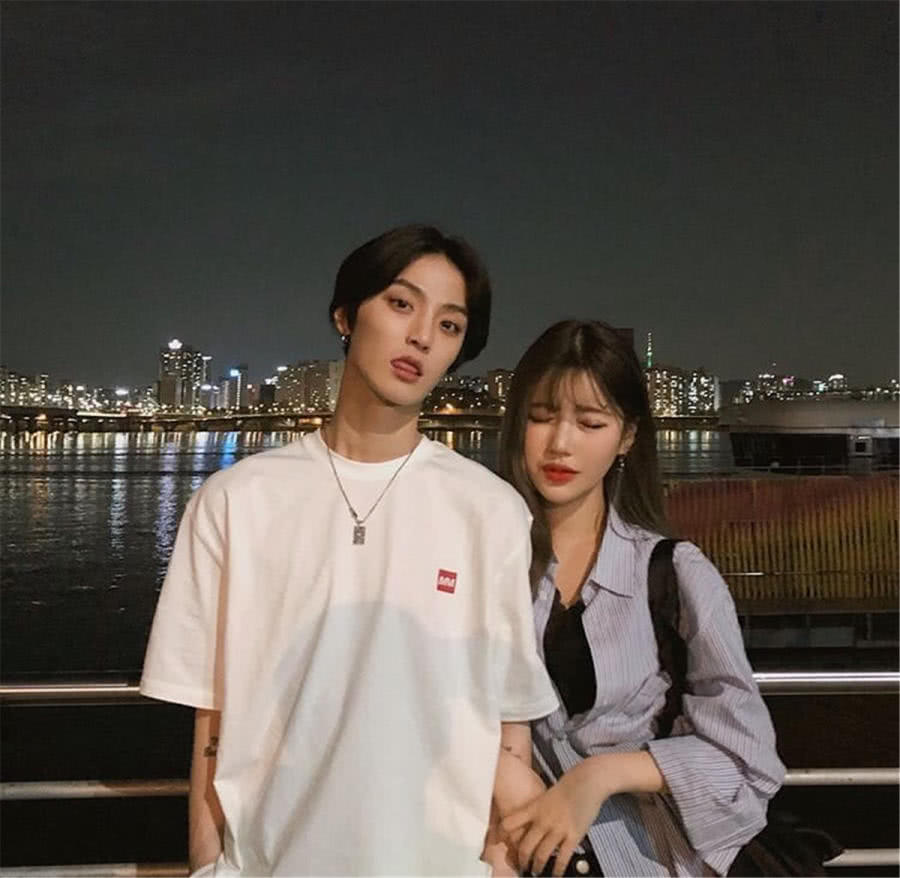 他就是看不惯你和异性的互动,男生3个悄悄地吃