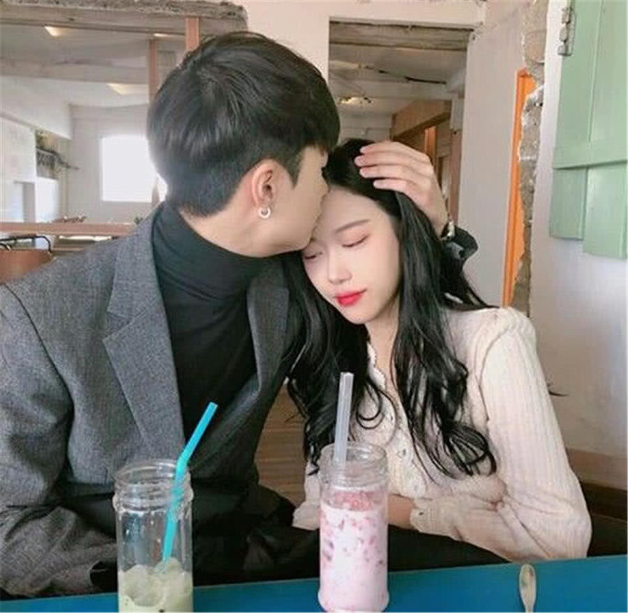 他就是看不惯你和异性的互动,男生3个悄悄地吃