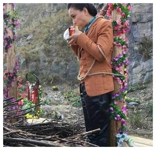 明星花式吃泡面,鹿晗站桥上吃,宋茜被绑着吃,但