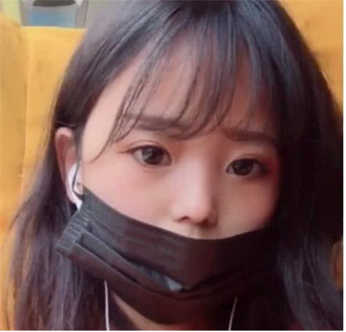 女主播,一双眼睛火了,直播摘下口罩,网友:嘴巴毁