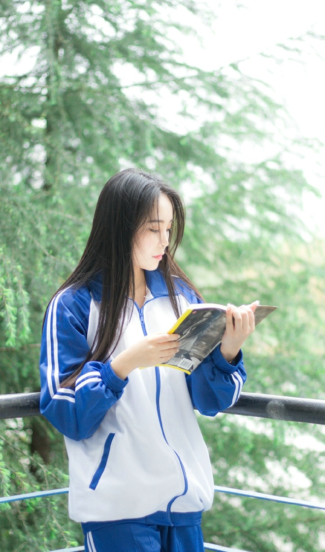 长直发尖下巴校服女孩室外清新靓丽唯美写真