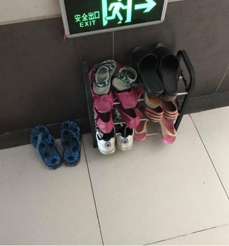 邻居称公共走廊他家出了钱,把鞋柜摆在这没错