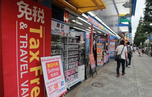 中国游客在日本免税店排队购买茅台和香烟,原