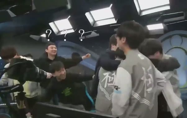 太逗了吧!IG斩获S8冠军,王思聪上台庆祝竟无