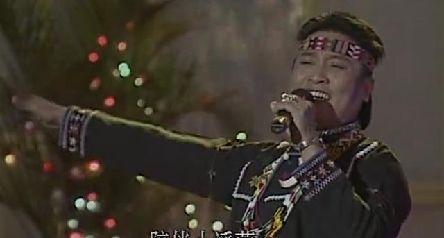 在春晚节目中,他先是演唱了自己的代表作《娜鲁湾情歌》,然后与内地