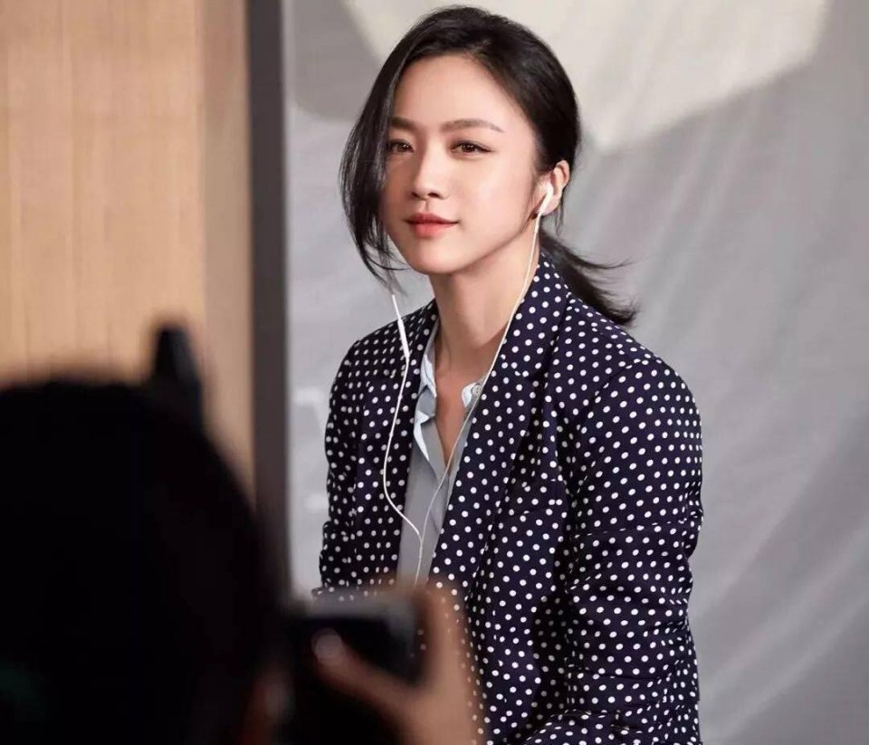 汤唯女儿正脸首曝光 带女儿去看小学老师实现承诺 长腿基因强大