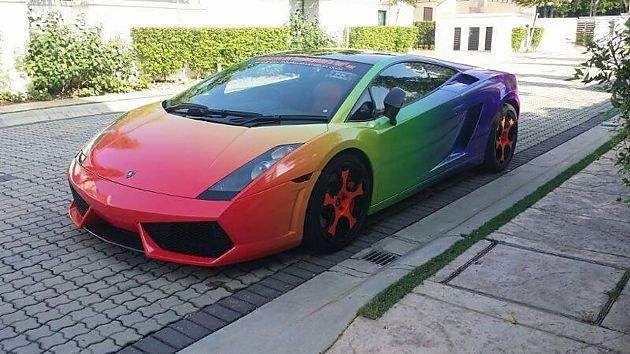 小女孩4s店摸了一下豪车,被销售员骂,女孩妈妈