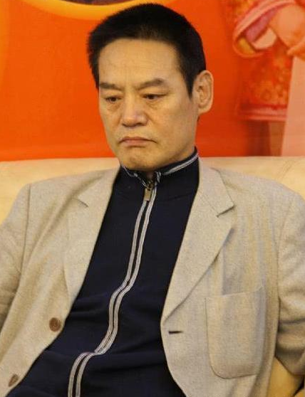 同样身为演员，巍子在离婚时将财产全留给妻子，如今他过得如何？