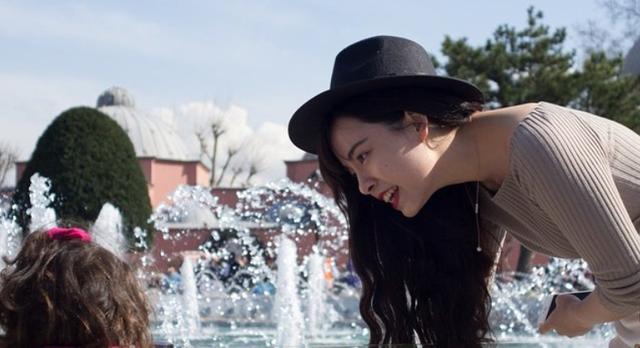 迪拜美女来中国度假,刚下飞机就愣了:这是个发