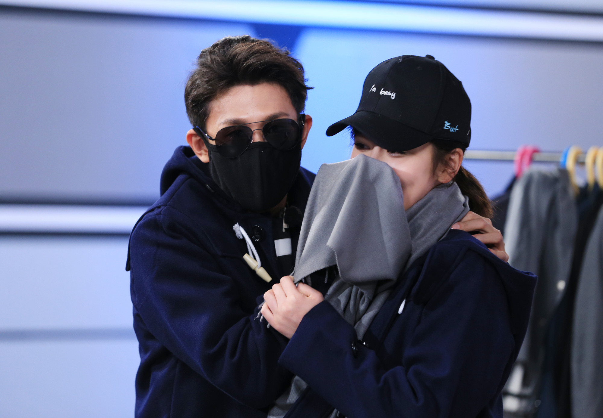 张一山带病回归节目,杨紫暖心给拥抱,她的一句