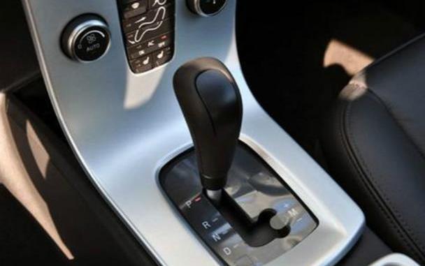 自动挡车在换挡时要踩刹车么? 听修车师傅说完, 庆幸自己命大