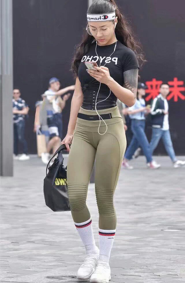 打底裤美女展现高贵气质,图2小姐姐让人怦然心动!