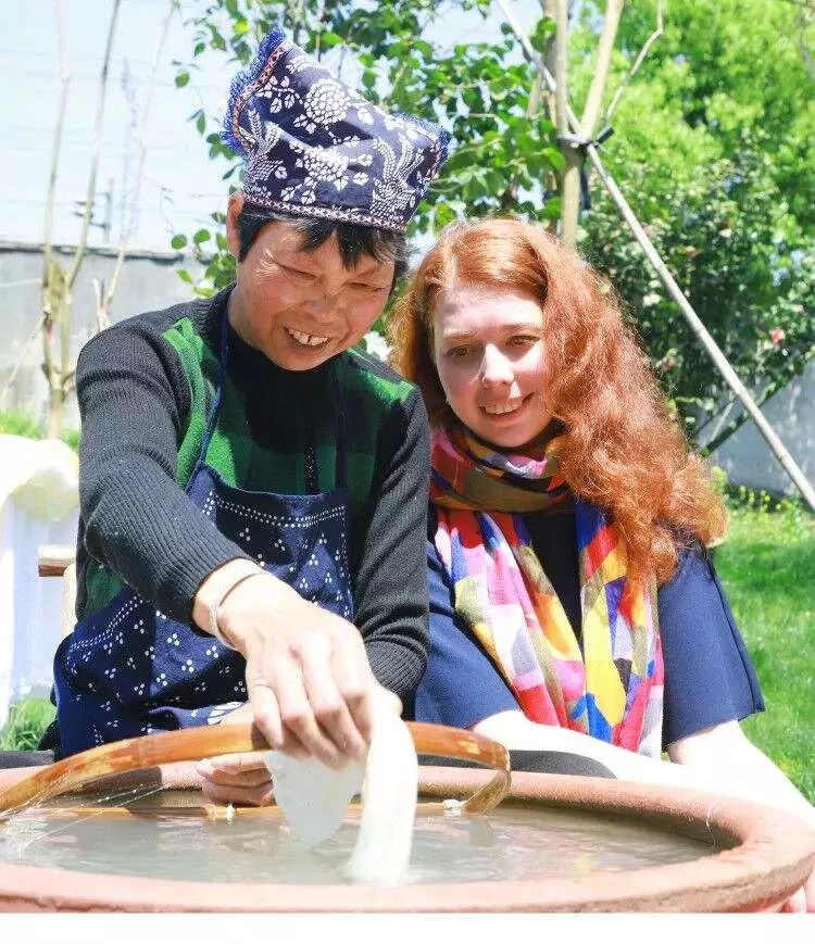 一位俄罗斯姑娘把海宁的蚕丝被带回国,她用镜