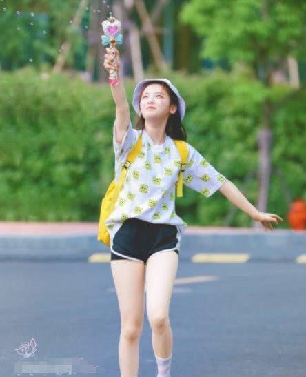 杨超越罕见短发照片曝光,网友纷纷表示:难怪没“实力”还能出道