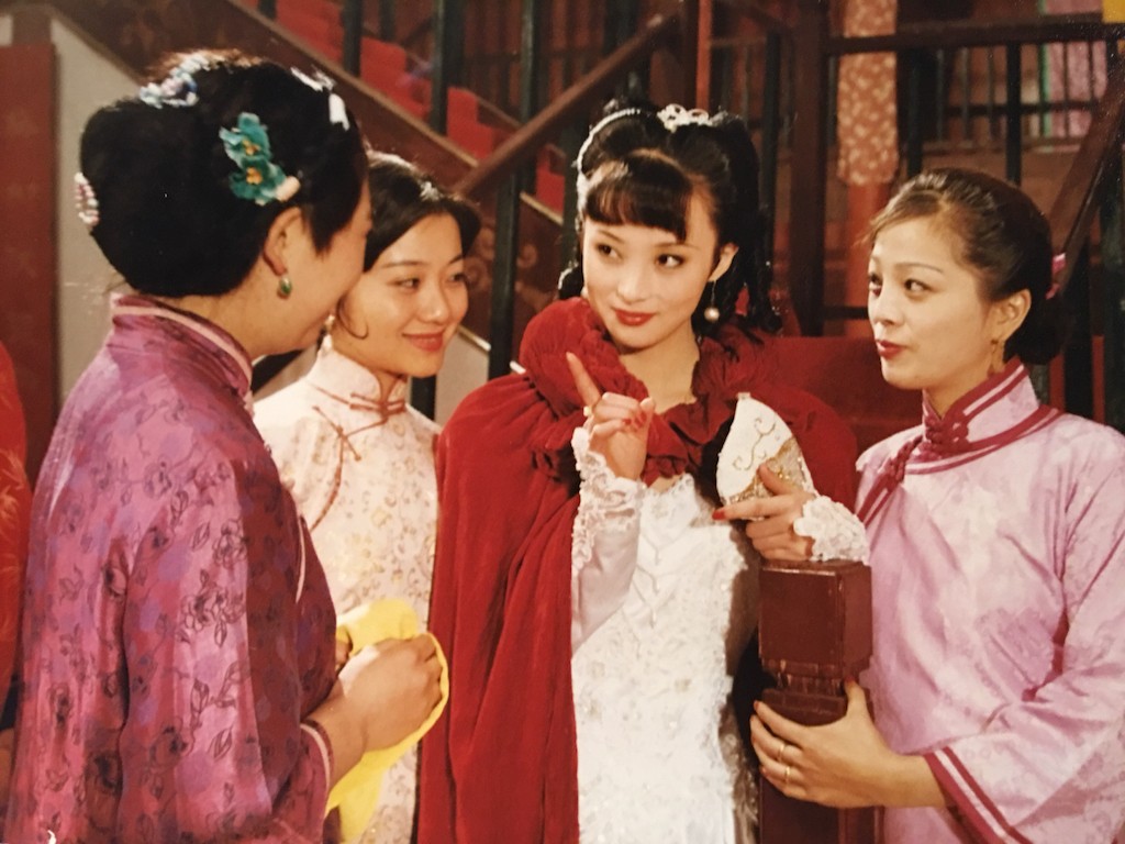 据悉,该片出自蒋勤勤1998年主演的电视剧《小凤仙的故事》,照片中的