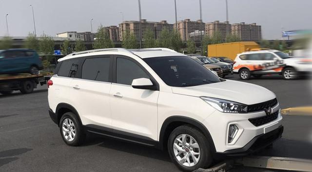 神车五菱宏光最新SUV一出这辆车先扛不住了，立马狂降1万