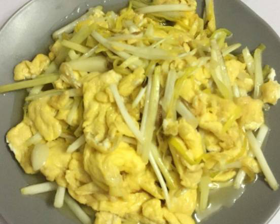 90后程序员发工资后女朋友做一桌好菜犒劳他