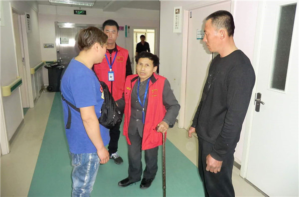 善行大爱 黑龙江延寿志愿者为低保户3岁受伤女