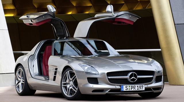 行驶在公路上的海鸥，来自梅赛德斯的贵族，经典的鸥翼门！