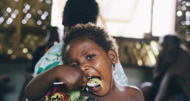 贫困地区孩子们吃饭的表情 全世界人看得好心