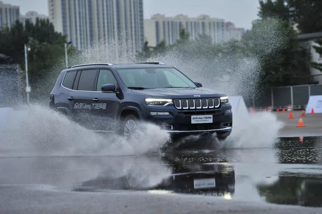 强拆全新牧马人2.0T发动机看看拿什么取代的3