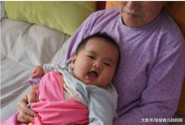 半岁儿子只吃奶奶做的辅食, 疑惑的妈妈偷尝一