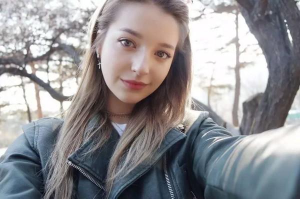 26岁小伙子娶了个俄罗斯漂亮“洋媳妇”,生完孩子后,小伙子哭了