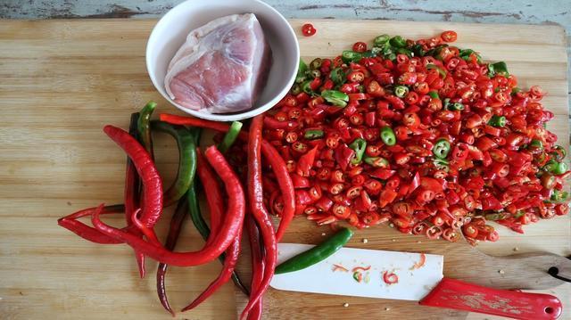 教你如何做剁辣椒酱,香辣下饭,做法虽简单但味道一流
