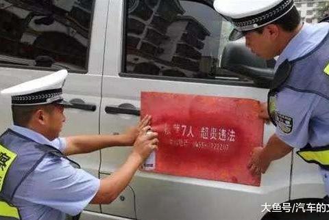 新车上牌看到大量喷字模板, 车管所: 50元, 款式自选!